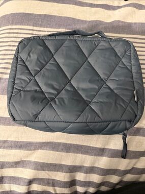Vera Bradley featherweight Hanging Travel Organizer